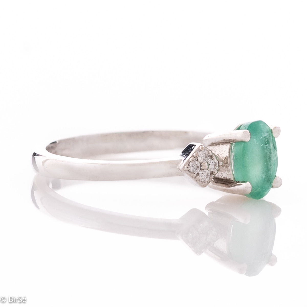 An amazing women's ring with exquisite craftsmanship and a delicate combination of classic rhodium-plated silver with a radiant natural emerald stone and sparkling zircons.