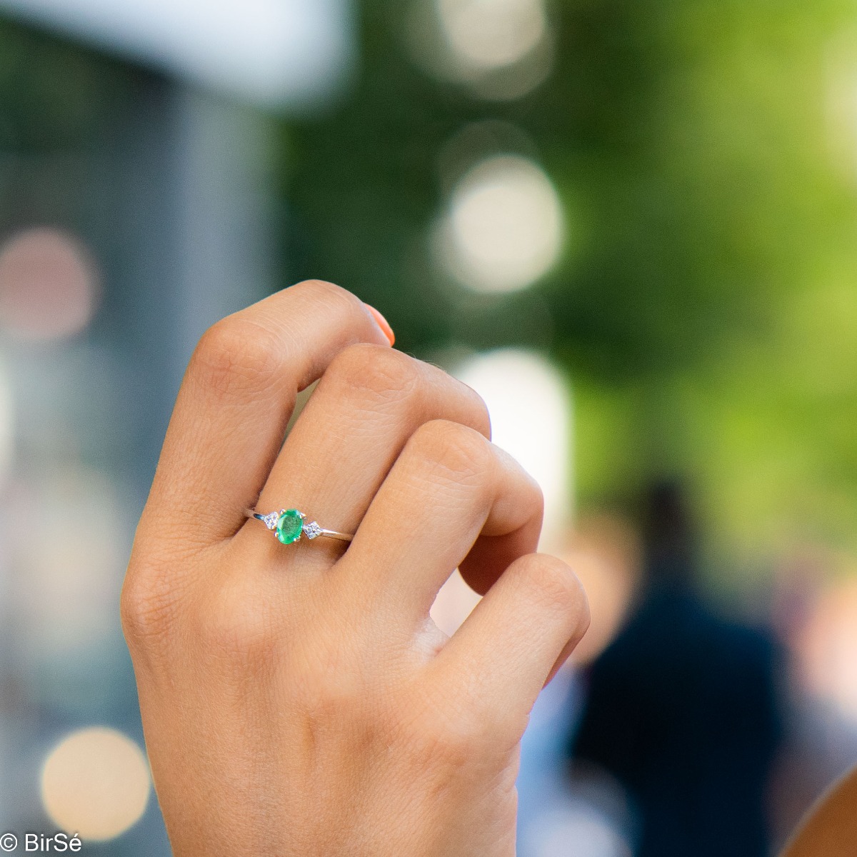 An amazing women's ring with exquisite craftsmanship and a delicate combination of classic rhodium-plated silver with a radiant natural emerald stone and sparkling zircons.