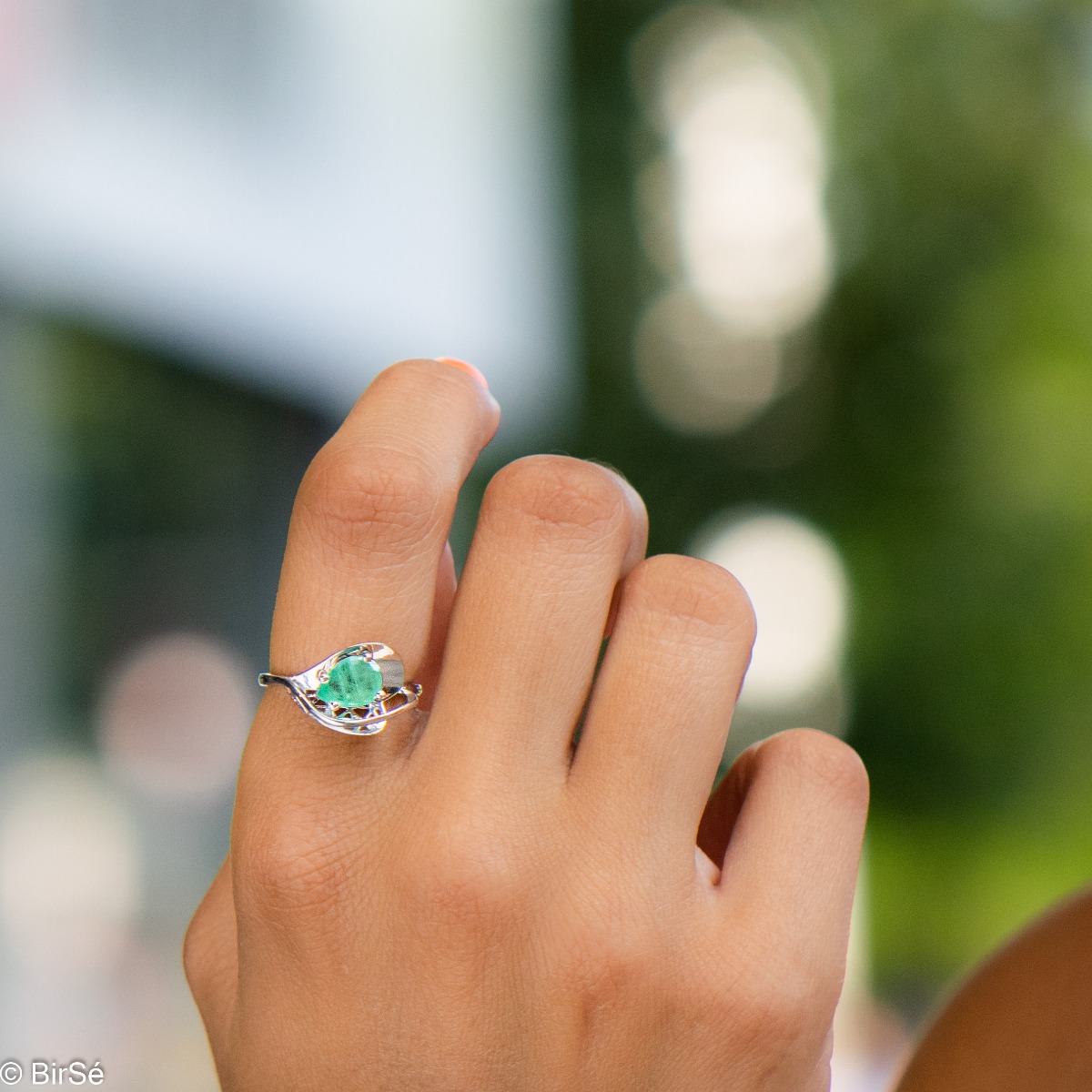 Spectacular workmanship with a modern design of the detail, intertwining delicate rhodium silver and radiant natural emerald - our new offer for a ladies' ring. In an exclusive sterling silver set with earrings and pendant.