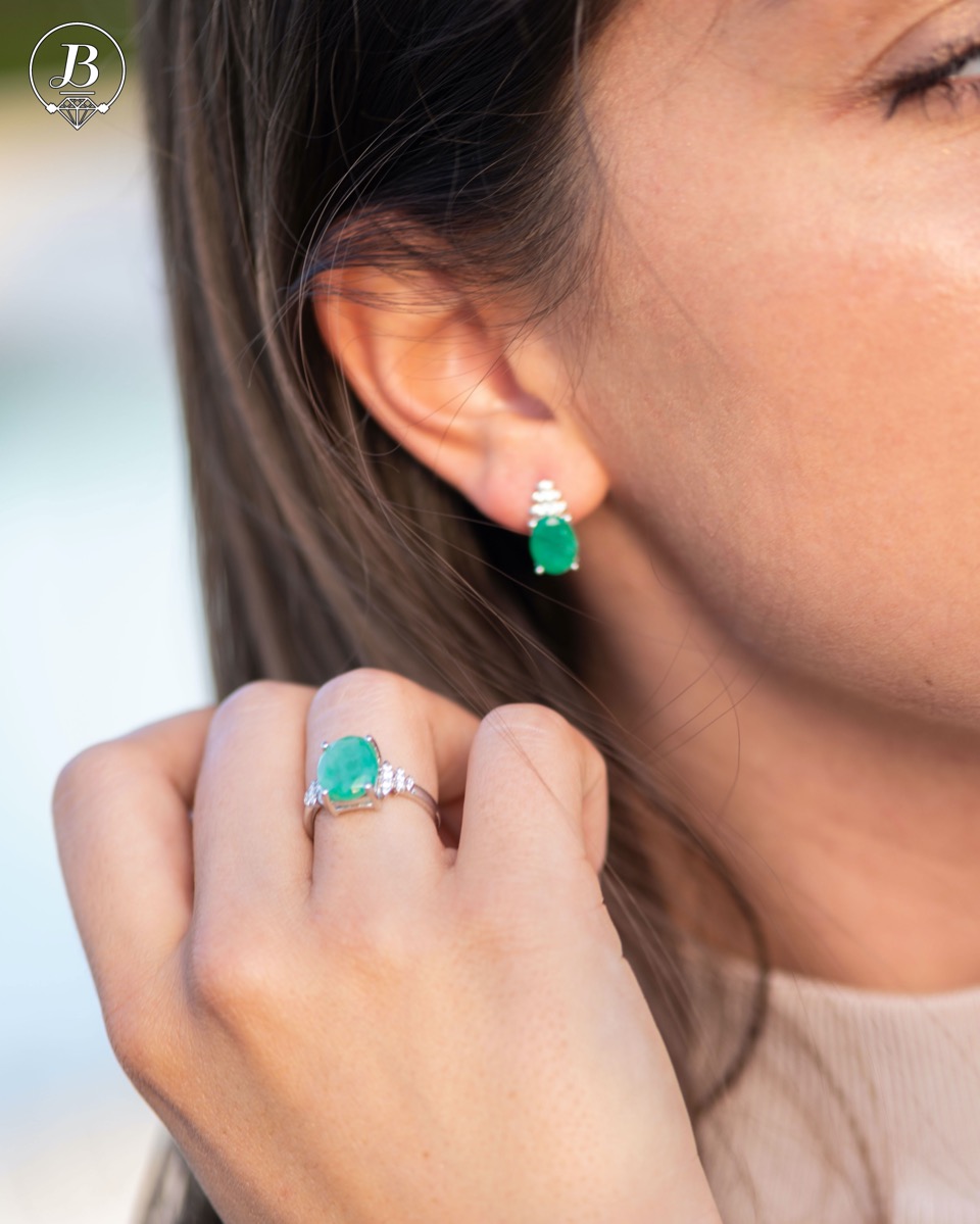 Exquisite ladies' earrings with English clasp and delicate craftsmanship entirely in rhodium-plated silver, combined with a radiant natural emerald and sparkling zircons. They can be combined with a ring and pendant of the same model.