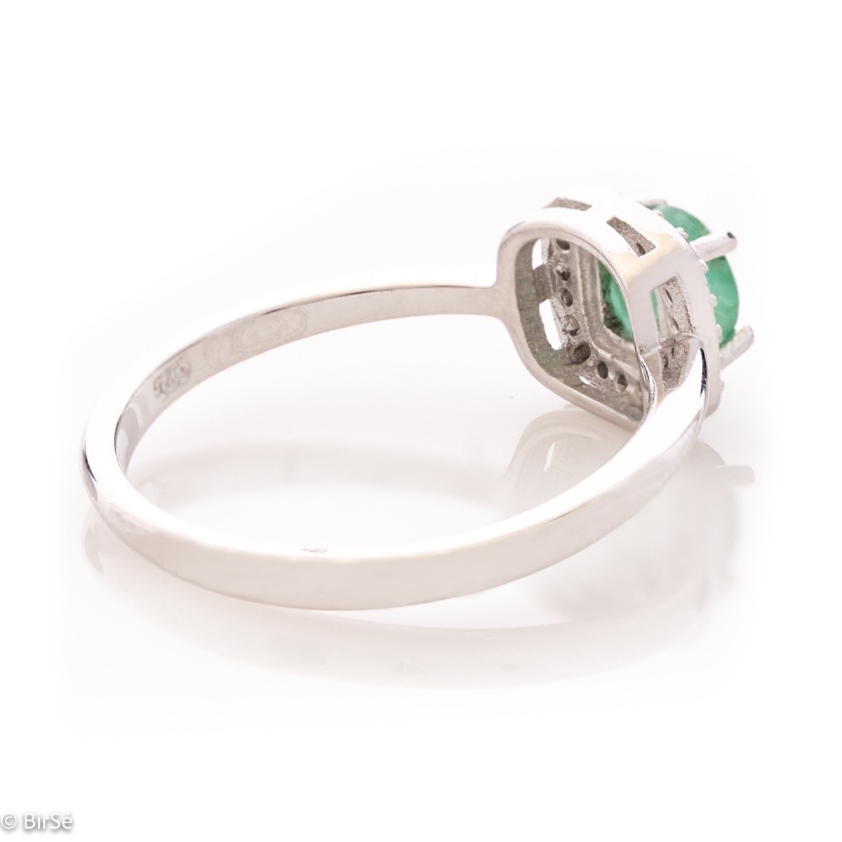 Delicate and precise craftsmanship of our new silver ring, combining a natural emerald surrounded by sparkling zircons.