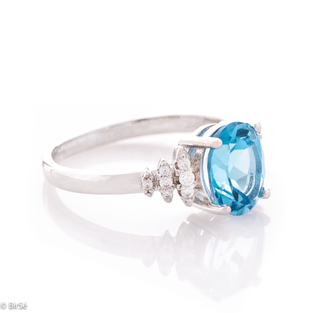 An elegant lady's ring with a stylish design and precise craftsmanship entirely of rhodium-plated silver combined with a radiant natural London topaz and sparkling zircons.