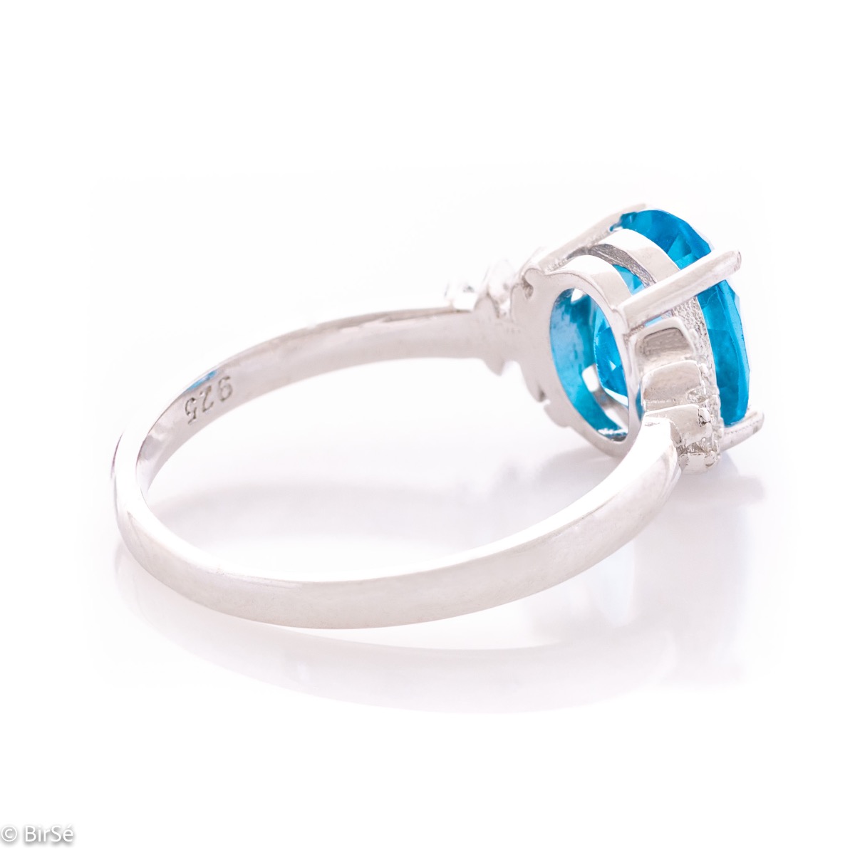 An elegant lady's ring with a stylish design and precise craftsmanship entirely of rhodium-plated silver combined with a radiant natural London topaz and sparkling zircons.