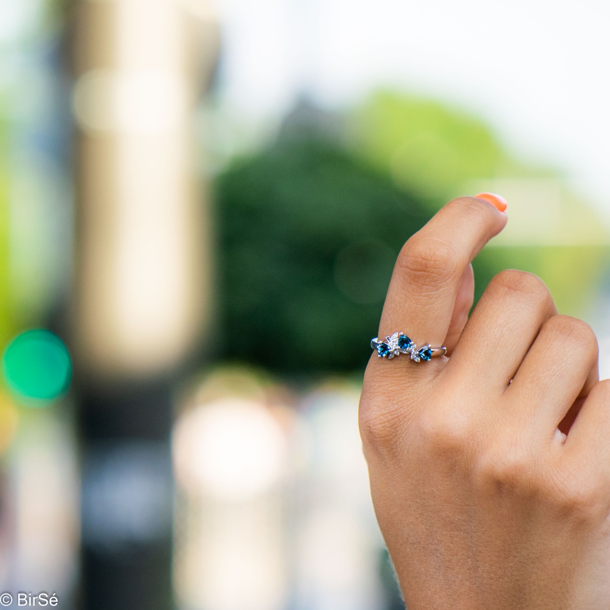 An elegant women's ring with a charming design, combining three brilliant natural London topaz stones with sparkling zircons and precision craftsmanship entirely in rhodium-plated silver. Can be combined with earrings and pendant of the same model.