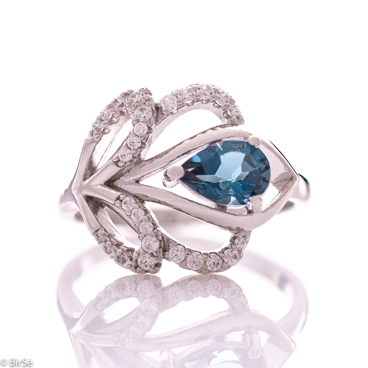 A spectacular women's ring with gentle curves and exquisite workmanship entirely of rhodium-plated silver combined with natural London topaz and sparkling zircons. Can be combined with earrings and pendant of the same model.