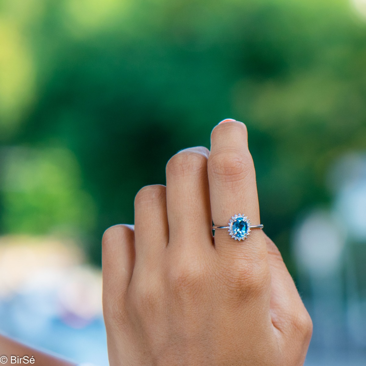 Tempting ring of rhodium-plated silver and natural London topaz in the exquisite embrace of cubic zirconia stones. In a charming set with a pendant and earrings.