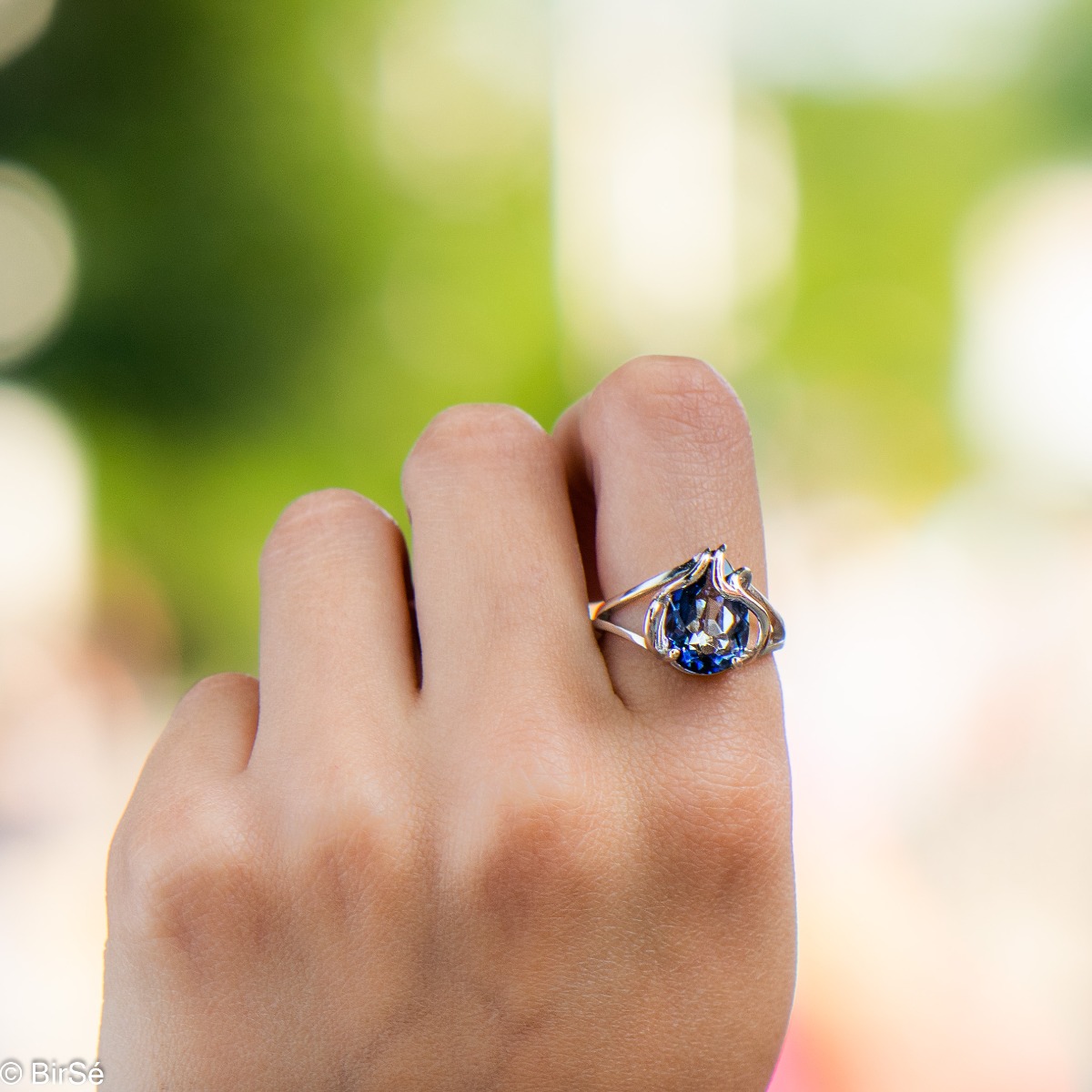 Spectacular and sparkling women's ring with a captivating craftsmanship entirely of soft rhodium silver complemented by the varied radiance of a natural stone mystic topaz.