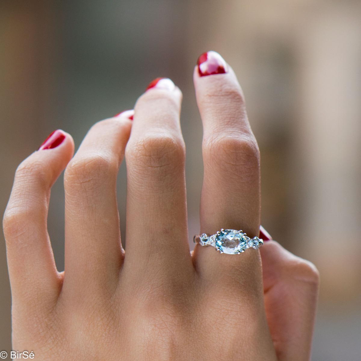 A dazzling ring of rhodium-plated silver and natural blue topaz with an oval shape, in the company of delicate zircon stones. Make your look even more spectacular with a pendant and earrings from the same collection.