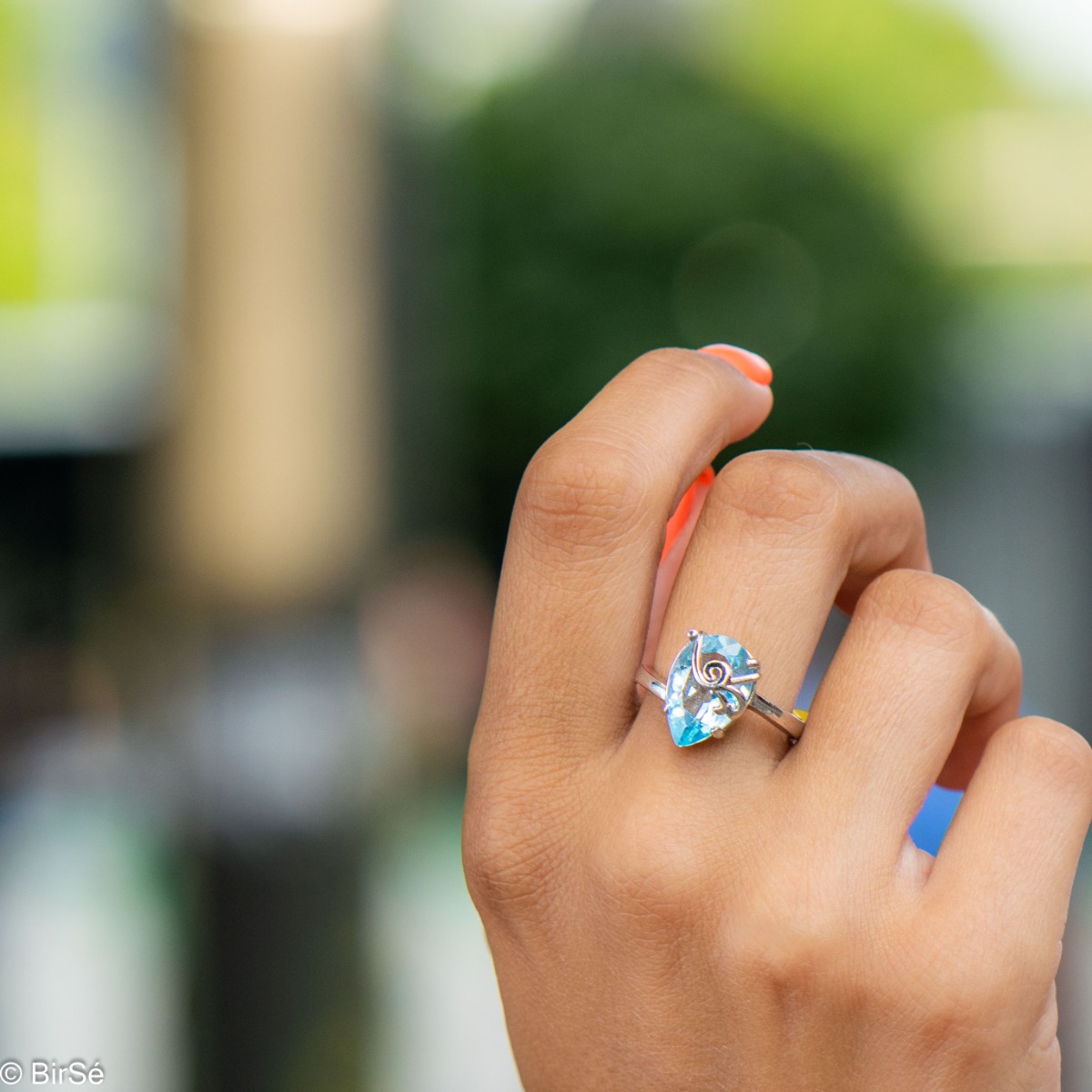 An elegant women's ring with a charming and radiant natural blue topaz in a delicate teardrop shape and precise craftsmanship combining fine curves and rhodium-plated silver. It can be combined with a pendant and earrings of the same model.