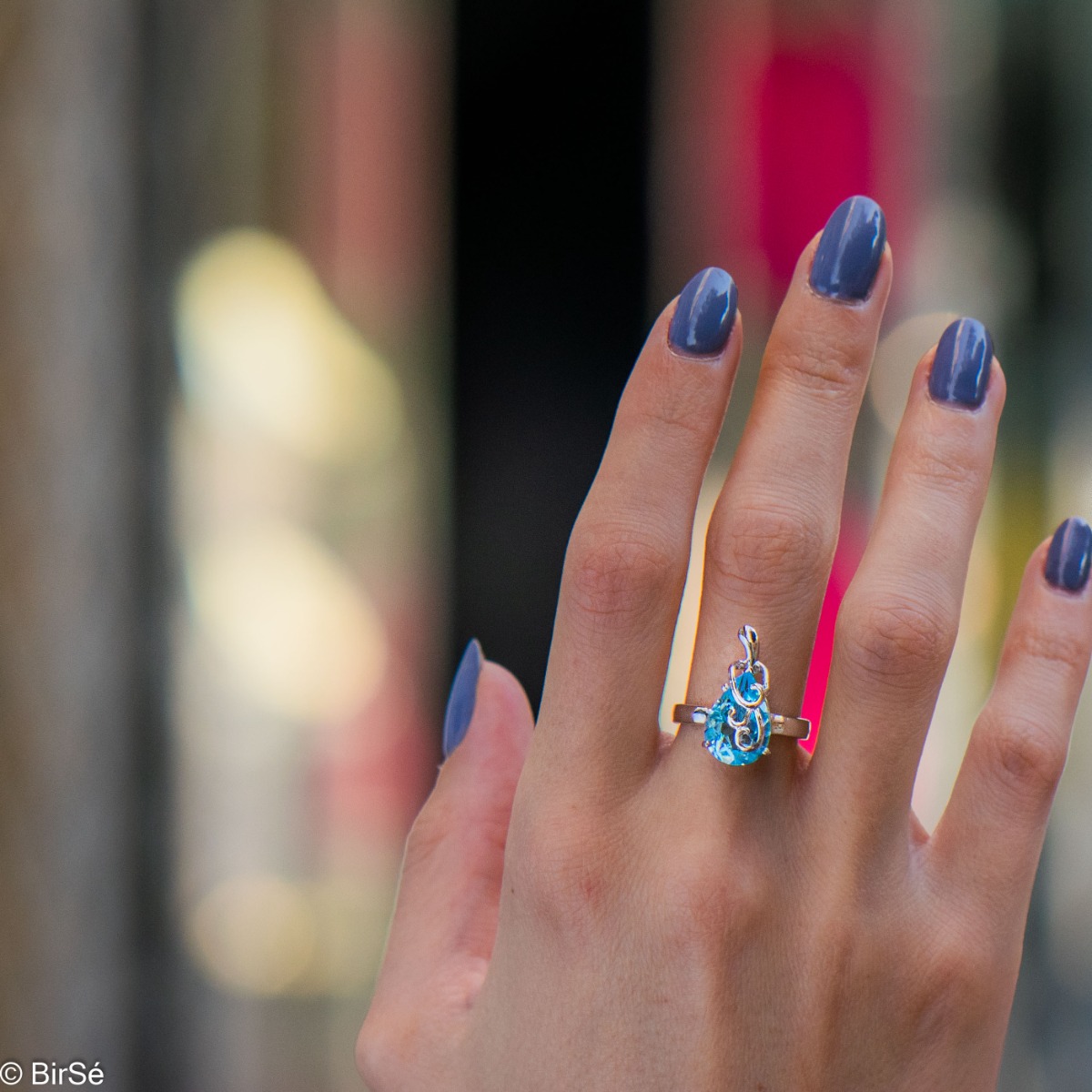 An elegant women's ring with a charming and radiant natural blue topaz in a delicate teardrop shape and precise craftsmanship combining fine curves and rhodium-plated silver. It can be combined with a pendant and earrings of the same model.