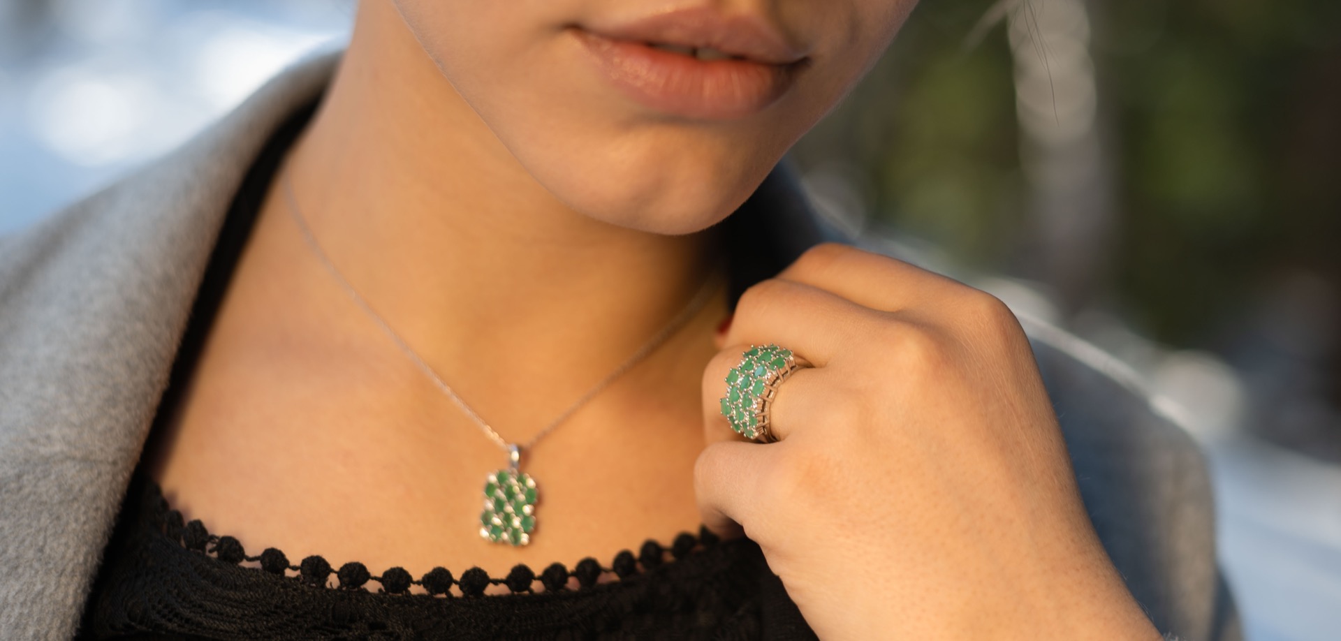 Women's ring with modern craftsmanship, combining numerous fine natural emerald stones, complemented by the sparkle of zircons and made entirely of rhodium-plated silver. In a charming set with matching necklace and earrings.