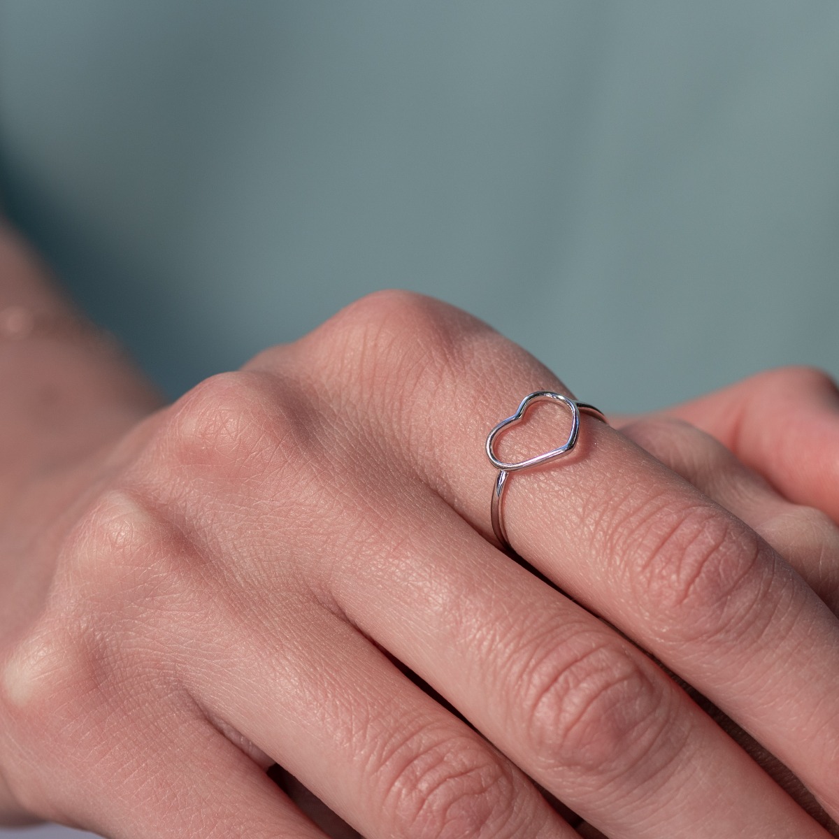 Finely crafted ring in rhodium-plated silver with a heart outline. The ring has an extremely simple and clean model. Among the huge variety of jewelry from Birse, you can find earrings and necklaces to complement it.