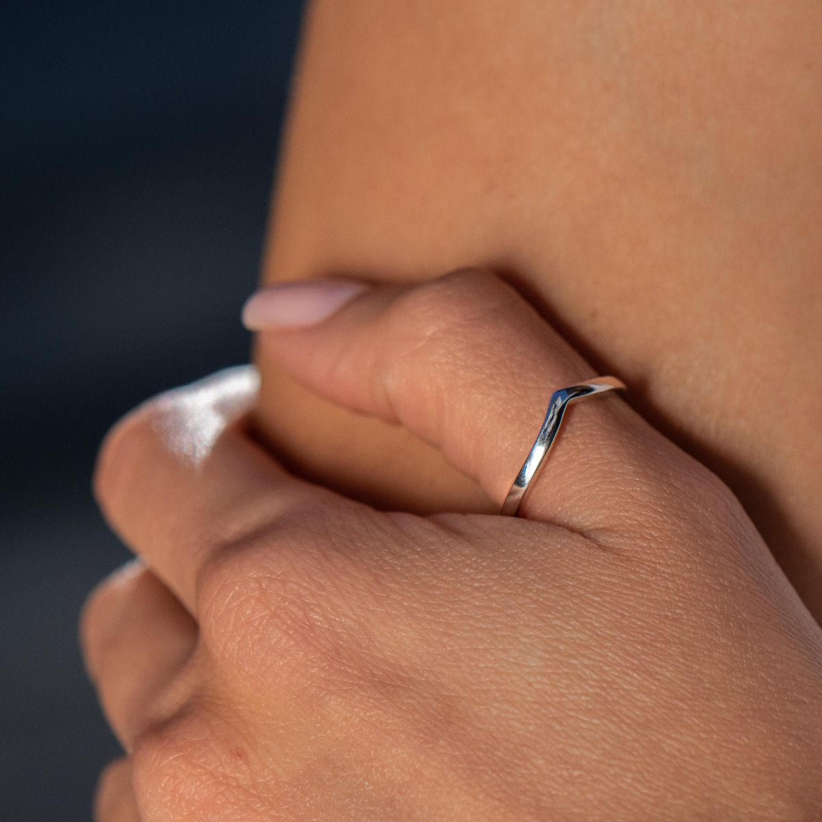 Extremely simple women's ring with delicate and elegant craftsmanship entirely made of rhodium-plated silver. The slightly curved shape at the top gives it a playful look. Suitable for combining with other silver rings.