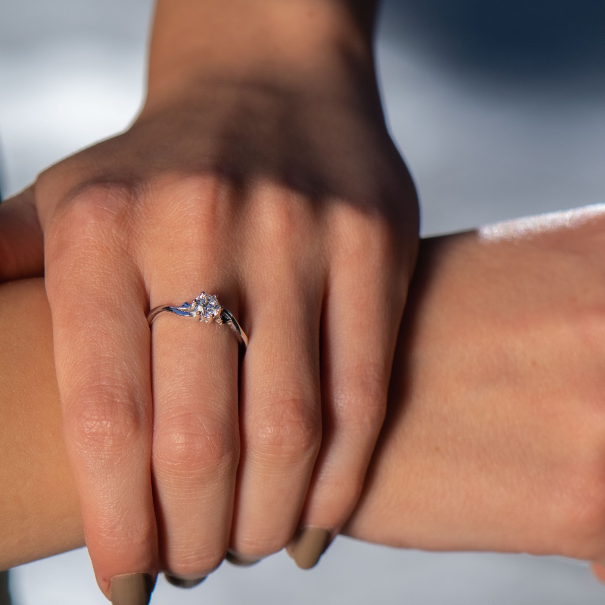 An elegant way to declare your feelings to the woman you love with this lovely ring from BirSe, made entirely of fine rhodium silver with a dazzling cubic zirconia.