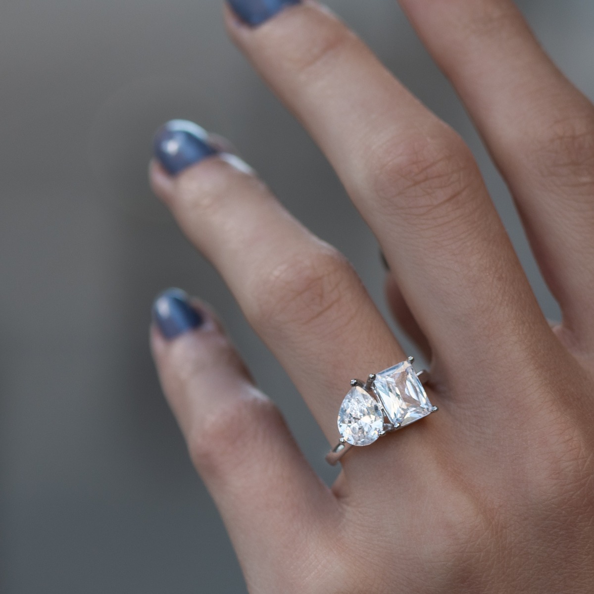 Dazzling trio - an amazing ladies' ring, made in an interesting shape from a combination of rhodium-plated silver, teardrop-shaped zircon and dazzling baguette-shaped zircon.