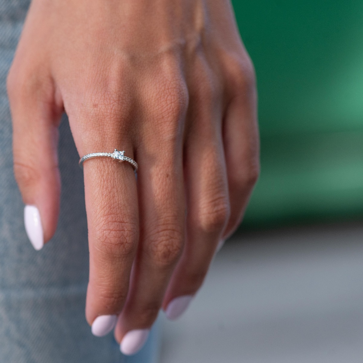 An elegant women's ring with precise craftsmanship entirely of soft rhodium-plated silver, combined with sparkling zircons.