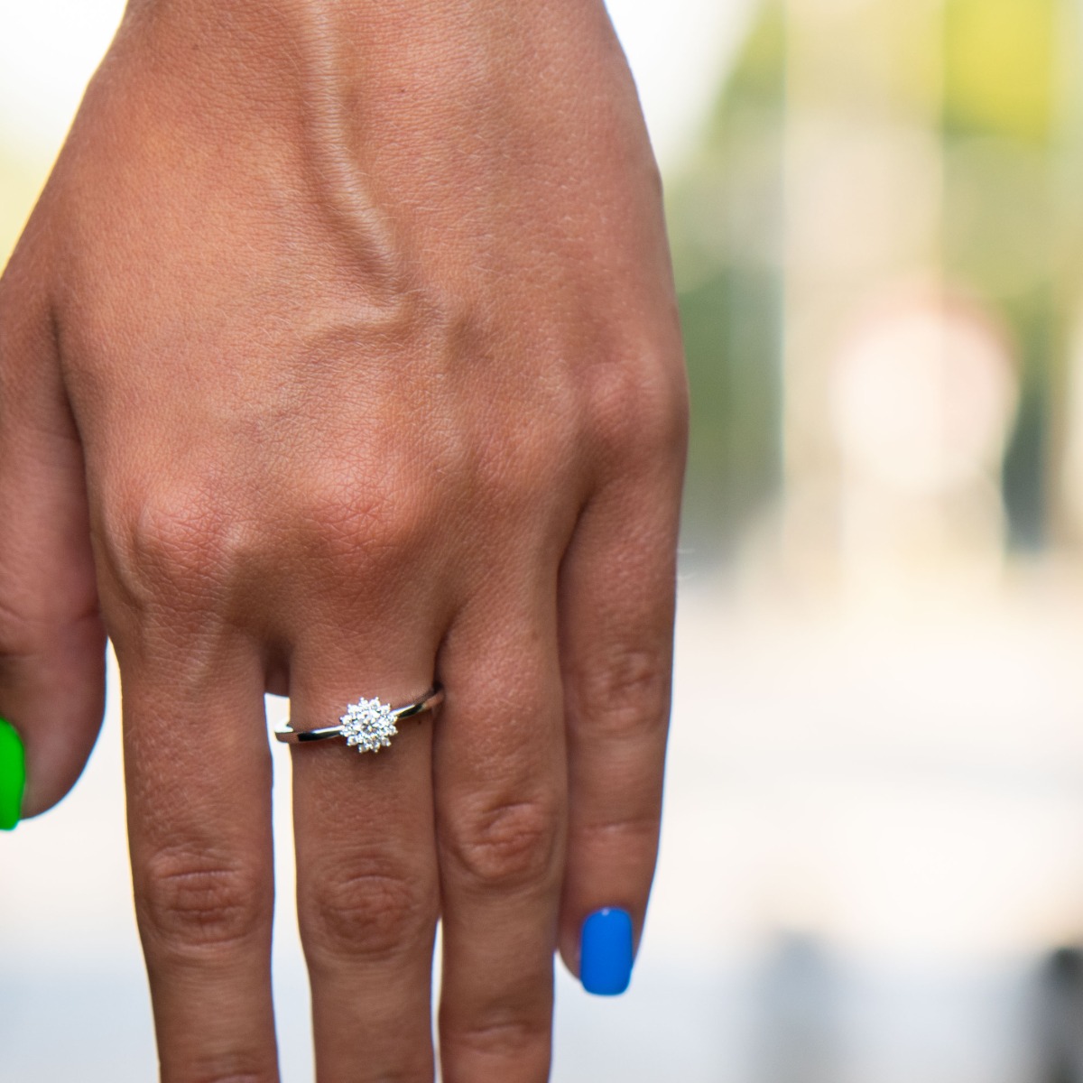 Beautifully sculpted ring in rhodium-plated silver with a delicate sparkling flower in the center of cubic zirconia. Be a princess with this amazing piece of jewelry.