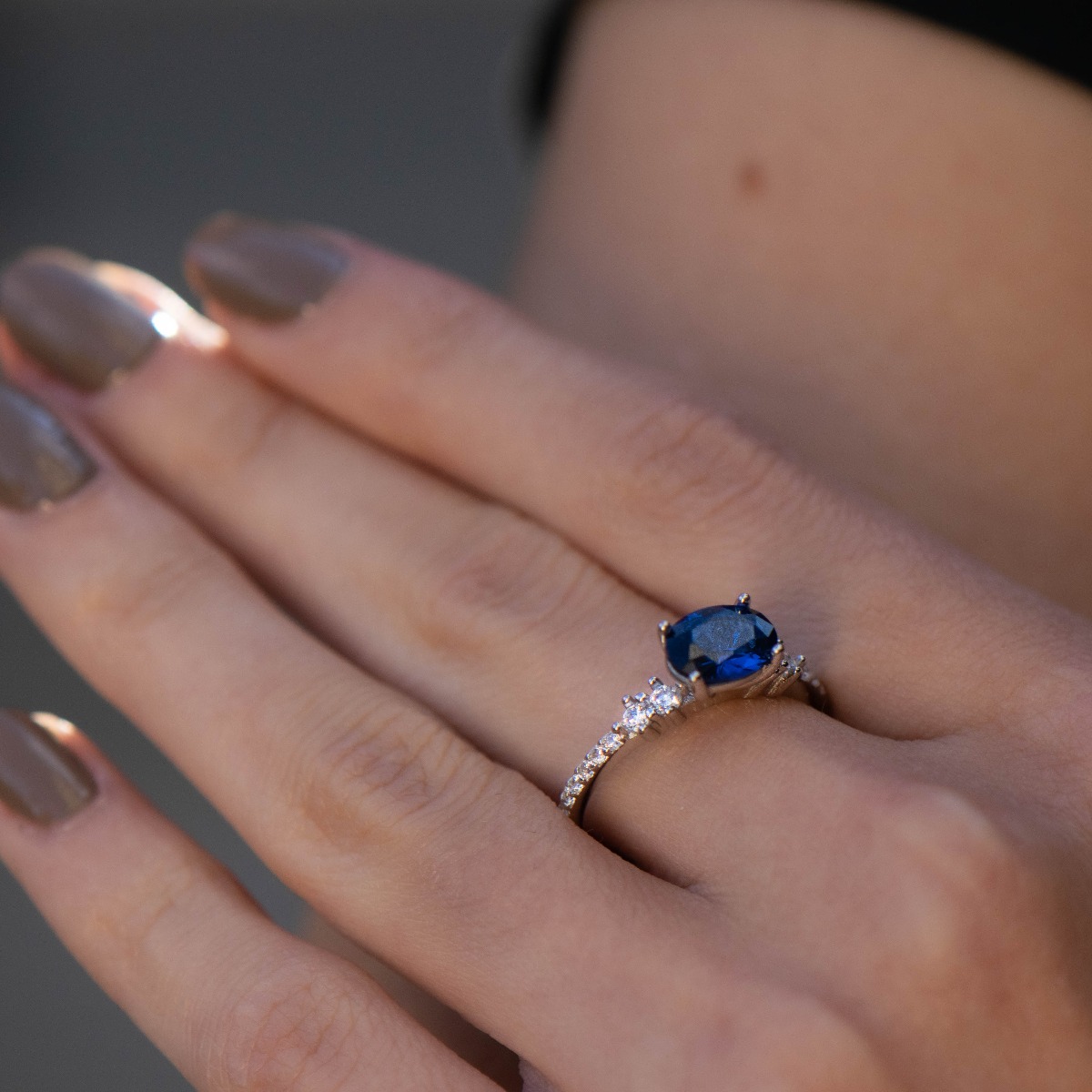 Gentle charm, gathered in a silver sapphire ring with an exquisite design. Stylishly crafted from rhodium-plated silver and charmingly sparkling zircons.