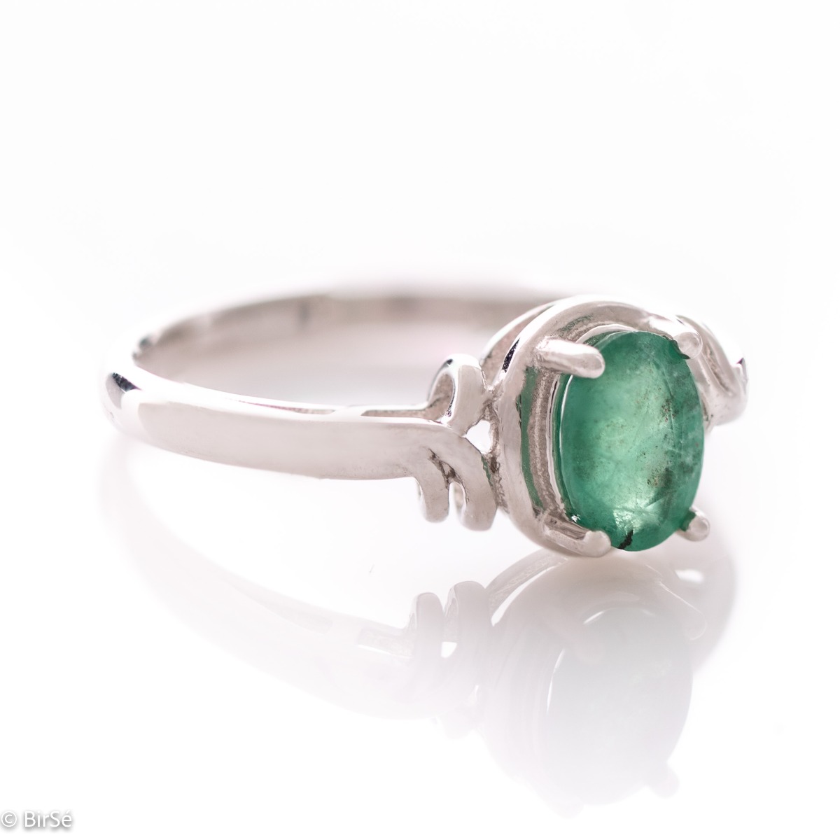 An amazing women's ring with exquisite craftsmanship and a delicate combination of classic rhodium-plated silver with a radiant natural emerald stone.