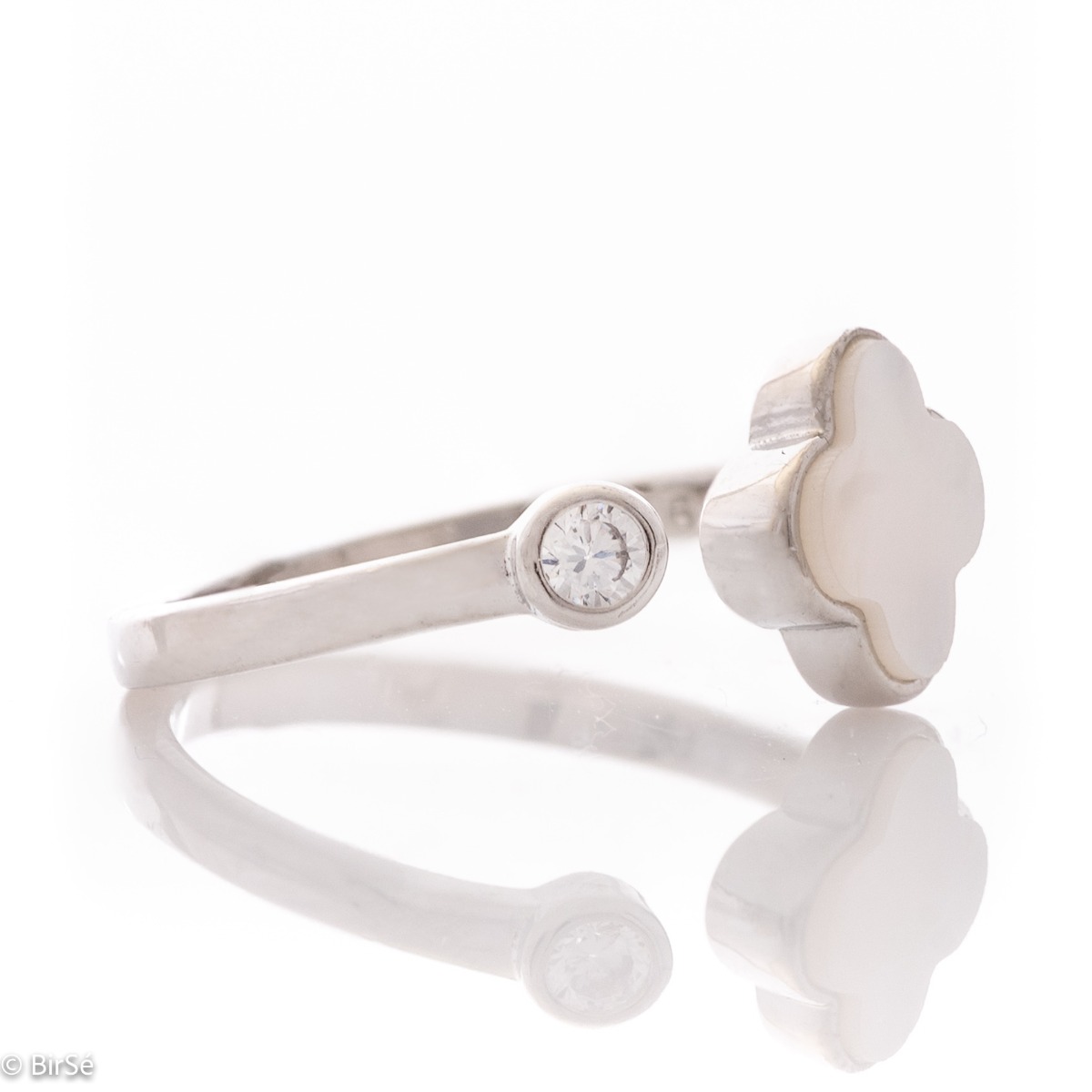 Elegant women's ring with adjustable size, made entirely of fine rhodium silver with a beautiful mother-of-pearl clover. A sparkling zircon is attached to one end of the ring, for more elegance of the jewelry.