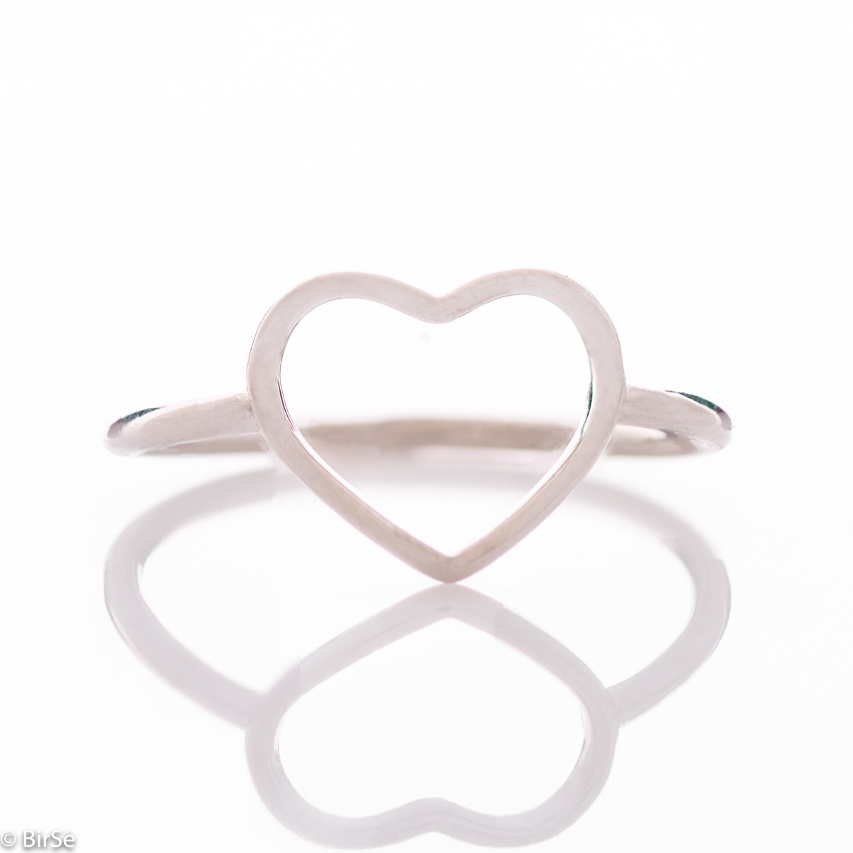 Finely crafted ring in rhodium-plated silver with a heart outline. The ring has an extremely simple and clean model. Among the huge variety of jewelry from Birse, you can find earrings and necklaces to complement it.