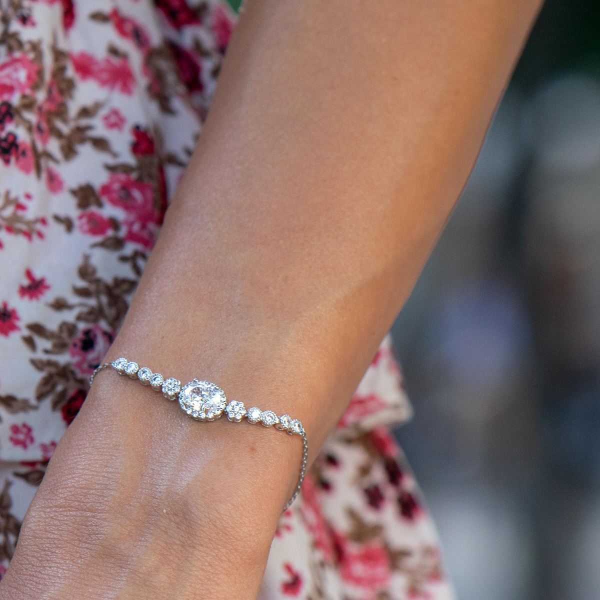 Elegantly crafted women's bracelet in fine rhodium silver, with beautifully shaped details made entirely of silver and zircons. The bracelet is a beautiful gift for your lady on any occasion.