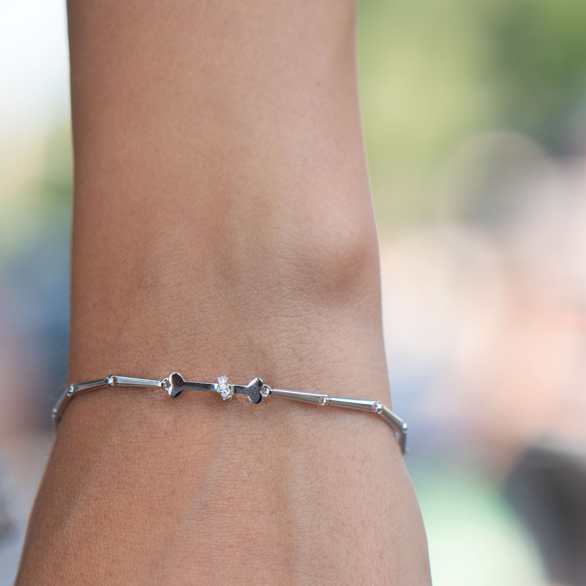 A fun bracelet made of shiny rhodium silver with a fun knuckle design. Delicate zircons gently sparkle on the item. A beautiful gift for any puppy lover.