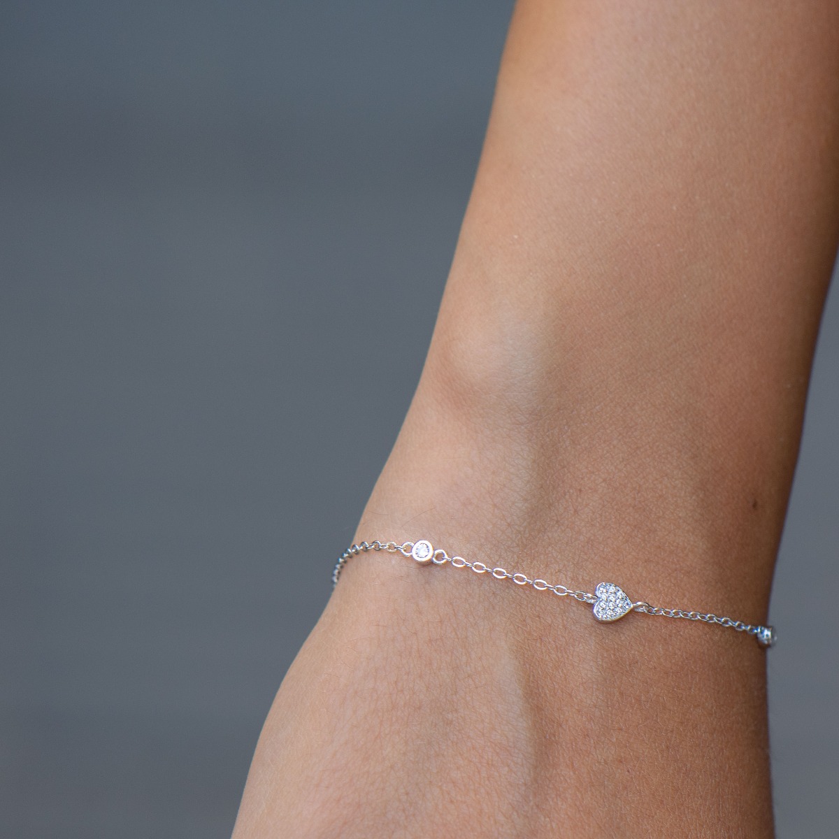 Captivating bracelet in rhodium-plated silver with a small heart. The delicate women's bracelet with a heart and sparkling zircons is a wonderful proposal from BirSe for a gift to the beloved woman.