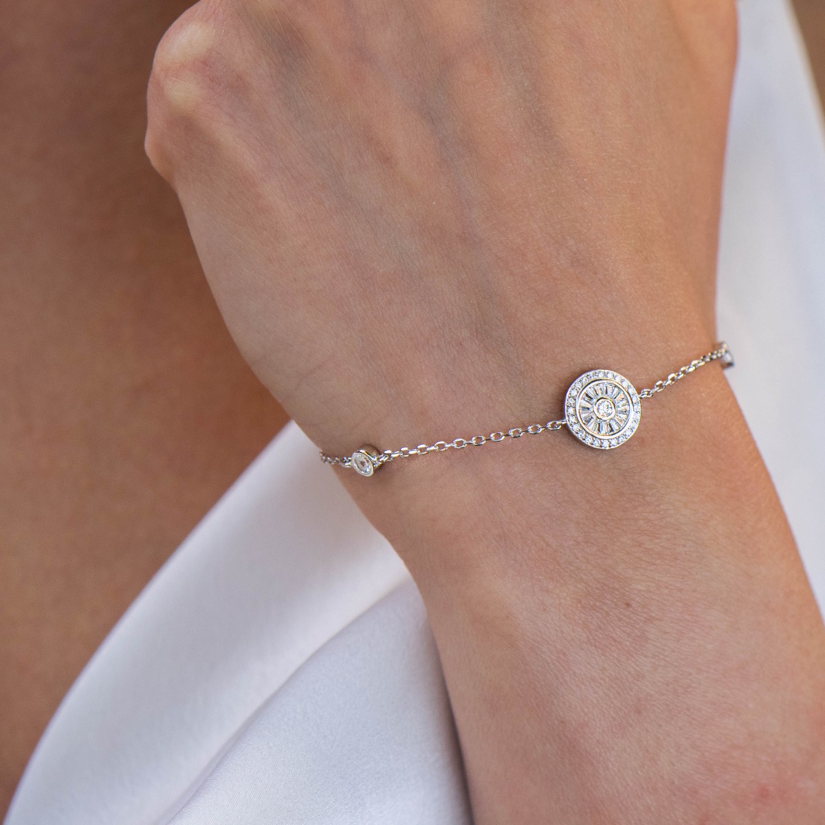 A charming women's bracelet in delicate silver with exquisite craftsmanship, with a charming element of sparkling zircons. The bracelet has an extension, for more convenience when adjusting the length. A new offer from BirSe for your special moments.