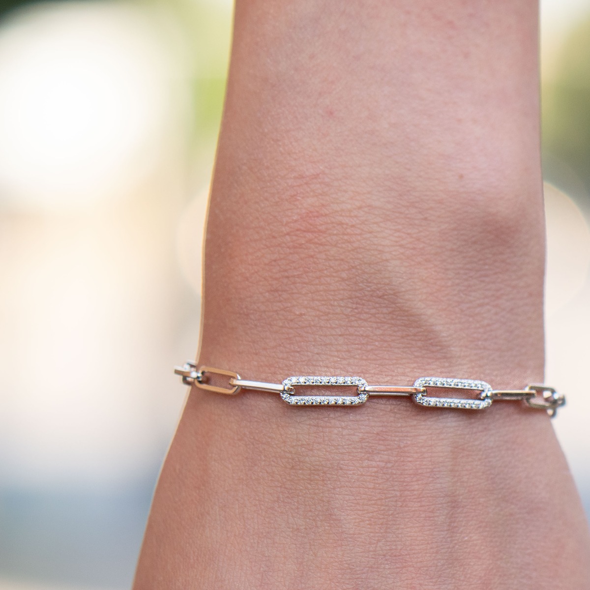 BirSe's new rhodium silver bracelet is chic and stylish. The charming jewel has a beautiful design and added zircons for sparkle.