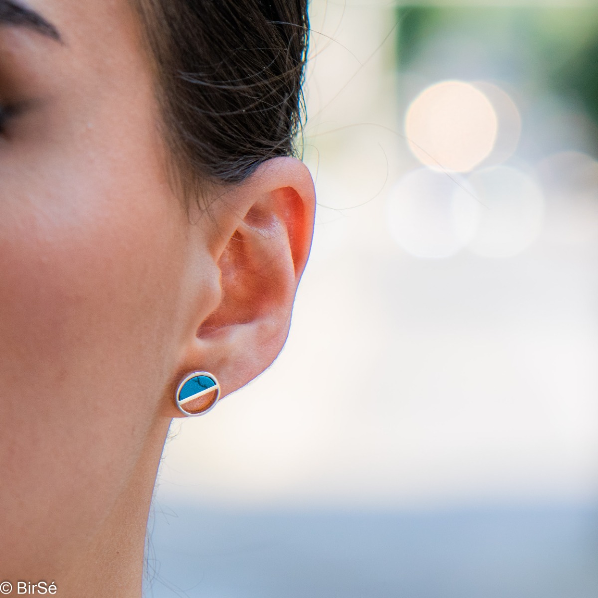 Captivating earrings made entirely of rhodium-plated silver that gracefully embraces a beautiful turquoise whose blue resembles the endless expanse of the sea. The earrings bring a summer mood, and together with the pendant, they will transport us to the 