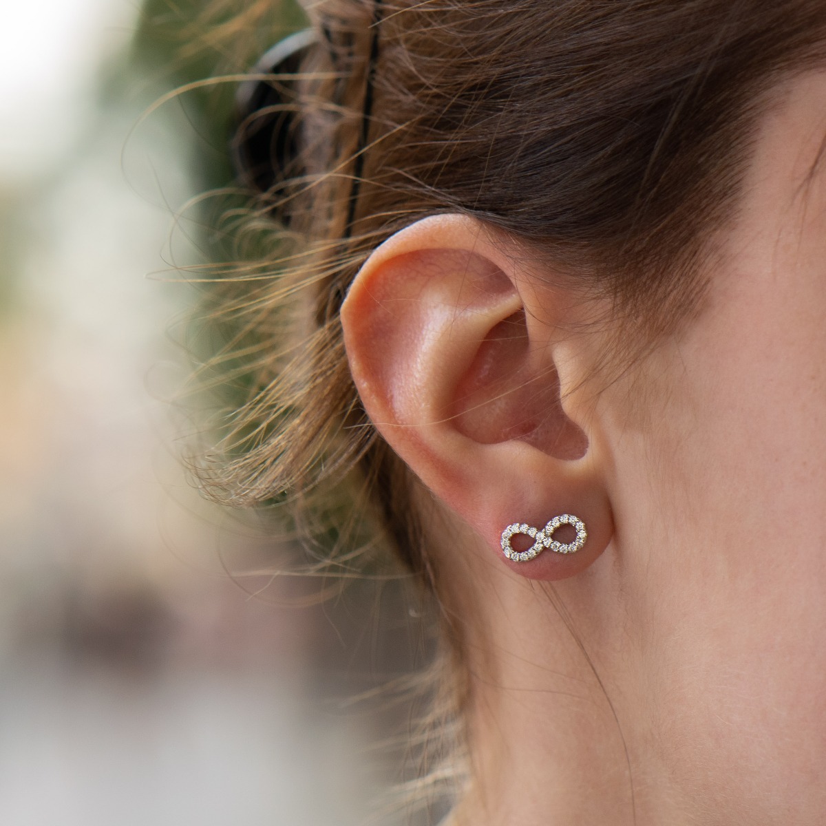 Spectacular craftsmanship of women's infinity stud earrings with a stylish design, all rhodium-plated silver, covered with delicate, sparkling zircons.