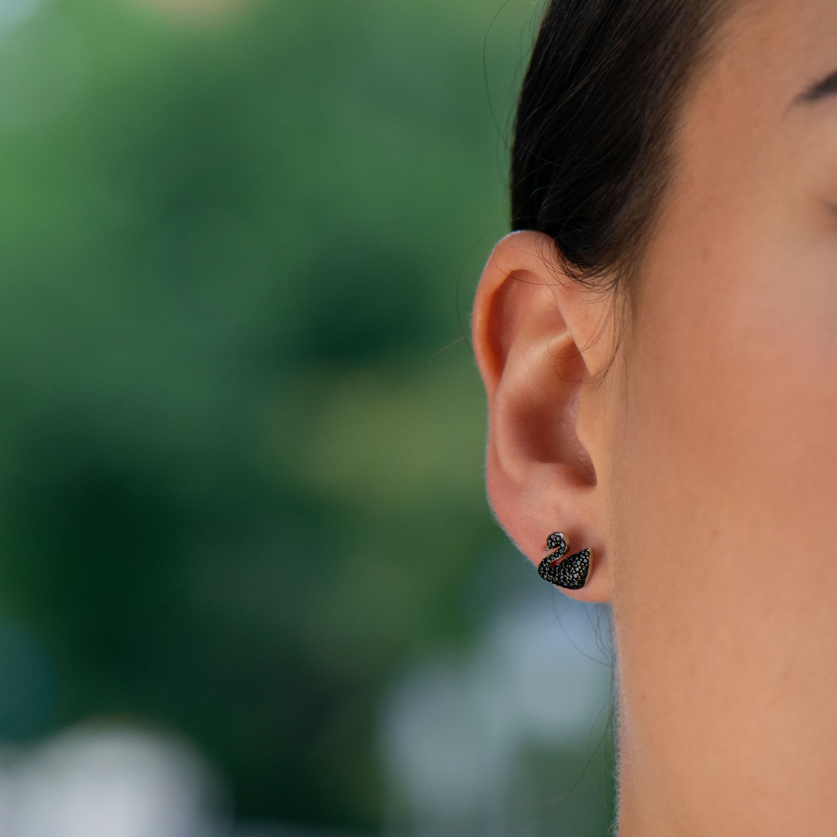 Delicate and glamorous women's stud earrings with an exquisite swan shape, complemented by fine black zircons and made entirely of rhodium-plated silver. Suitable for small and large ladies.