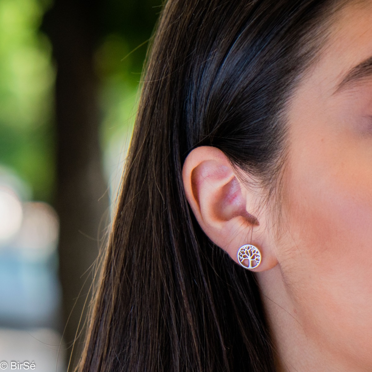 Charming women's earrings, masterfully crafted from fine rhodium silver in the shape of an exquisite tree of life. The elements are beautifully sculpted and the pin fastening is comfortable and practical.