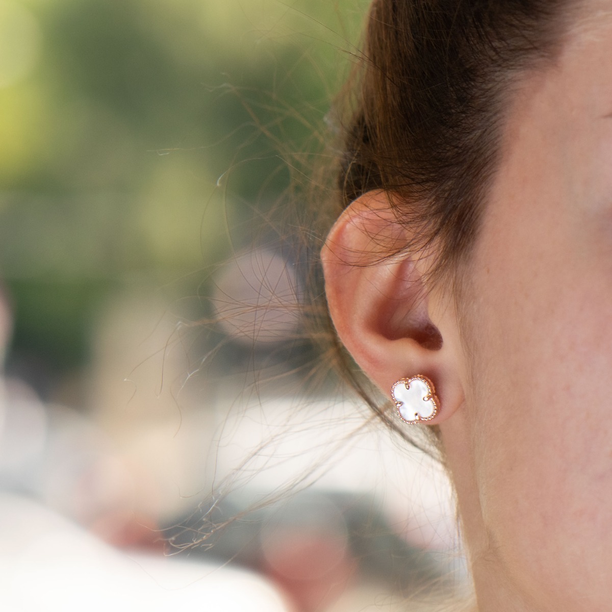 Extremely elegant women's floral style earrings made of rose silver and captivating mother of pearl. The clasp is studded for added convenience, and these earrings will make you feel special.