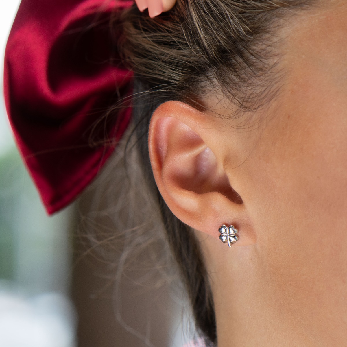 Charming earrings in fine rhodium silver, with delicate precision craftsmanship and an extremely elegant four-leaf clover pattern. Lucky earrings are suitable jewelry for young and grown-up ladies.