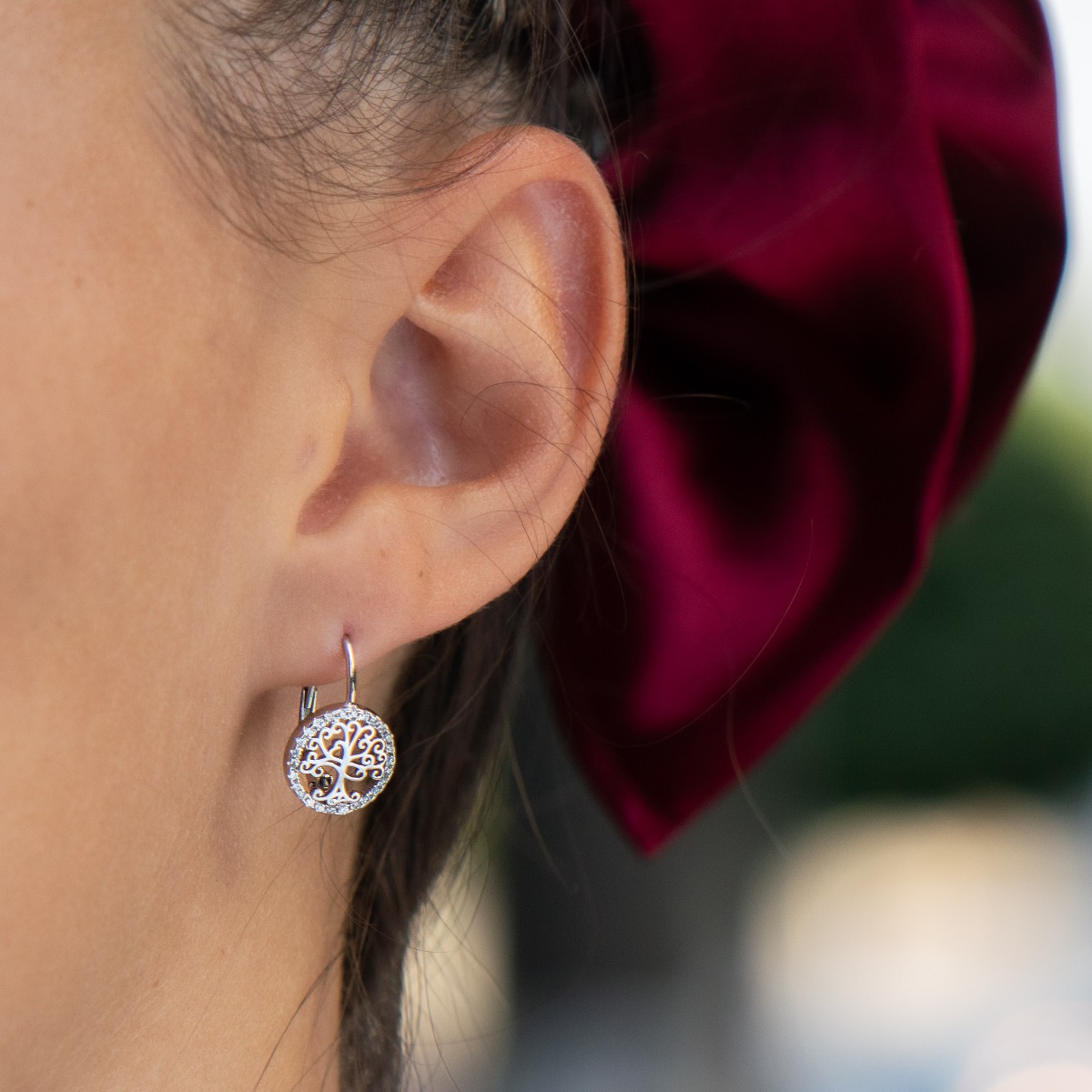 Captivating Tree of Life earrings made entirely of fine rhodium silver and fine zircons. The clasp is willow and the earrings are suitable for any style and outfit.