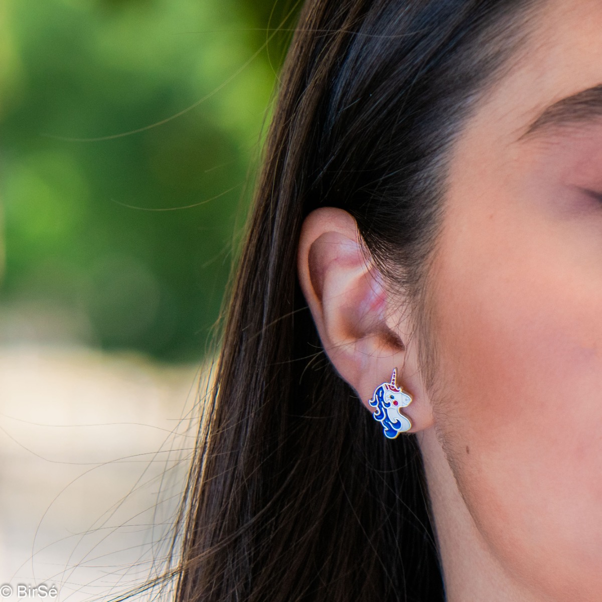 Charming earrings, with a unicorn artfully crafted in lovely rhodium silver and multicolored enamel. The earrings are fastened with a pin and can be combined with a pendant of the same model.