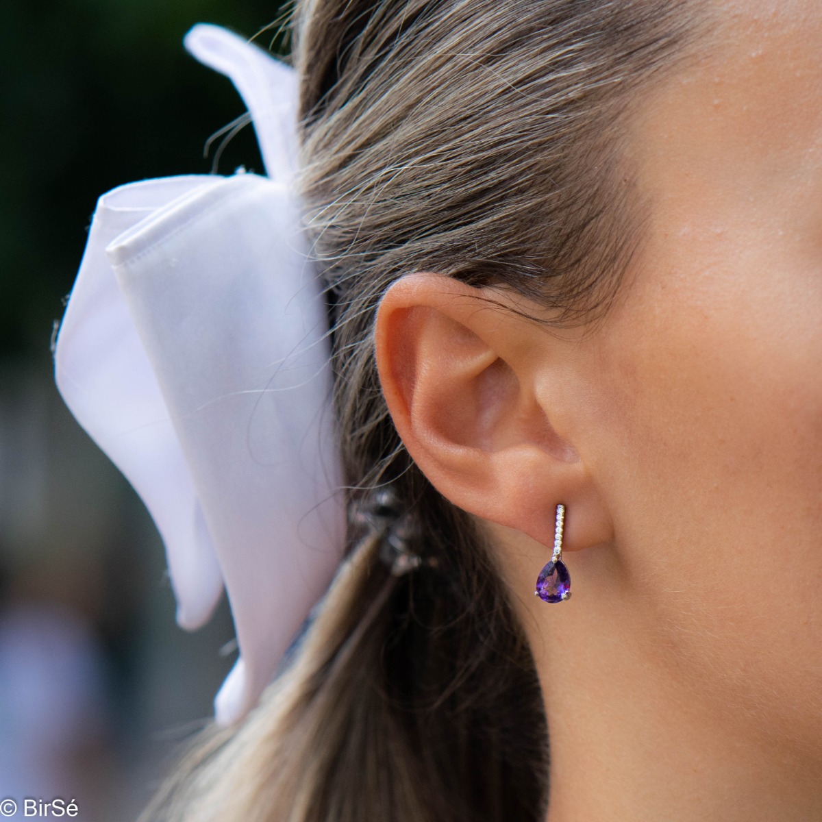 Add a delicate finish to your look with rhodium silver earrings and a fabulous purple amethyst, in the charming company of sparkling zircons.