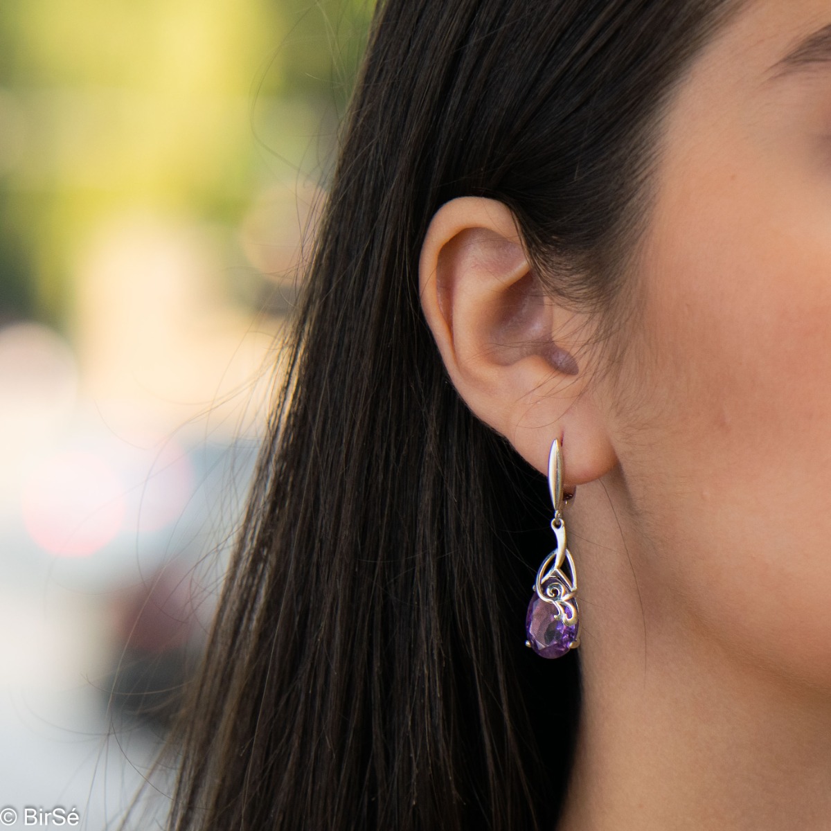 Exclusive pendant earrings with English clasp and exquisite workmanship combining radiant natural amethyst in a delicate teardrop shape with shiny rhodium silver. Can be combined with pendant and ring of the same model.