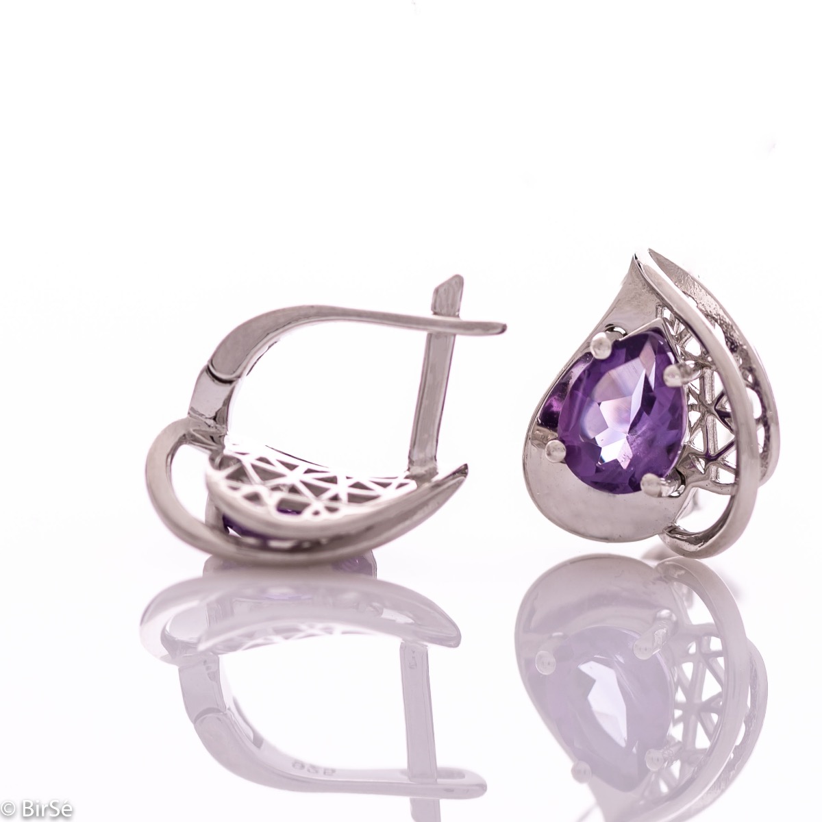 Spectacular women's earrings with an English clasp and a delicate heart-like shape, combined with radiant natural amethyst and rhodium silver. It can be combined with a pendant and a ring of the same model.