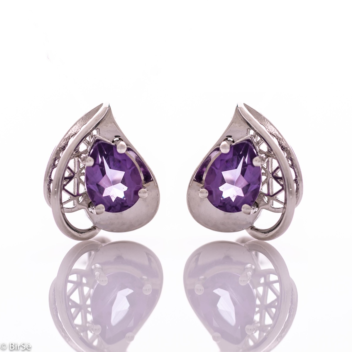 Spectacular women's earrings with an English clasp and a delicate heart-like shape, combined with radiant natural amethyst and rhodium silver. It can be combined with a pendant and a ring of the same model.