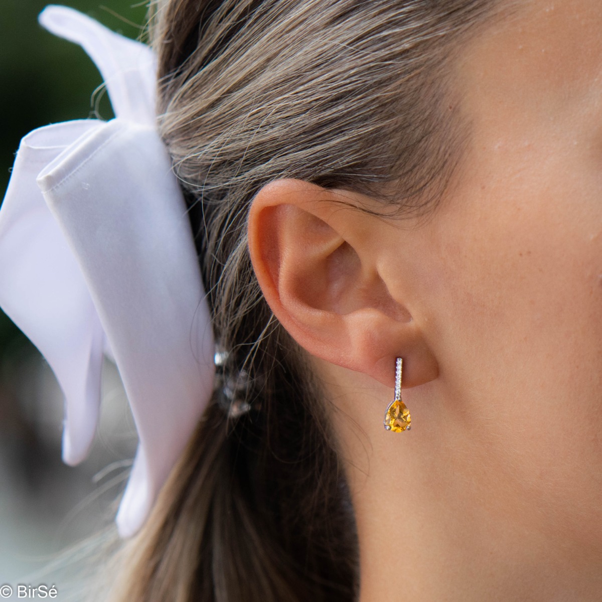 Give yourself the glow of a ray of sunshine and the light of a summer day with the exquisite earrings with natural citrine, rhodium silver and zircons.