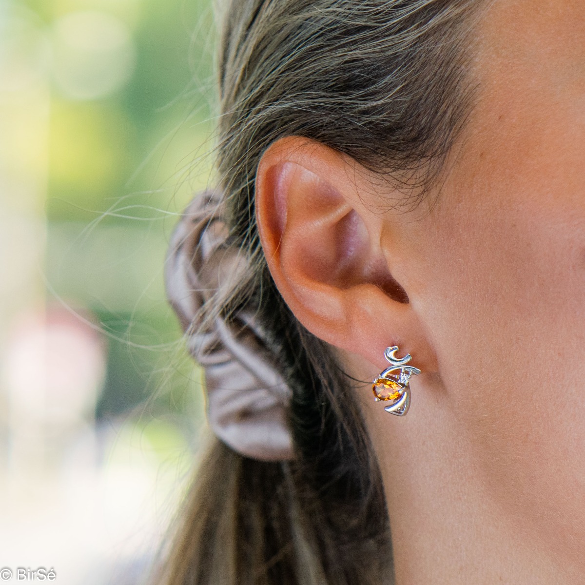 Spectacular craftsmanship of our new ladies English clasp earrings, interweaving a radiant natural citrine stone, in an exquisite teardrop shape, with delicate zircon and captivating curves of rhodium silver. Complete with an exclusive ring.