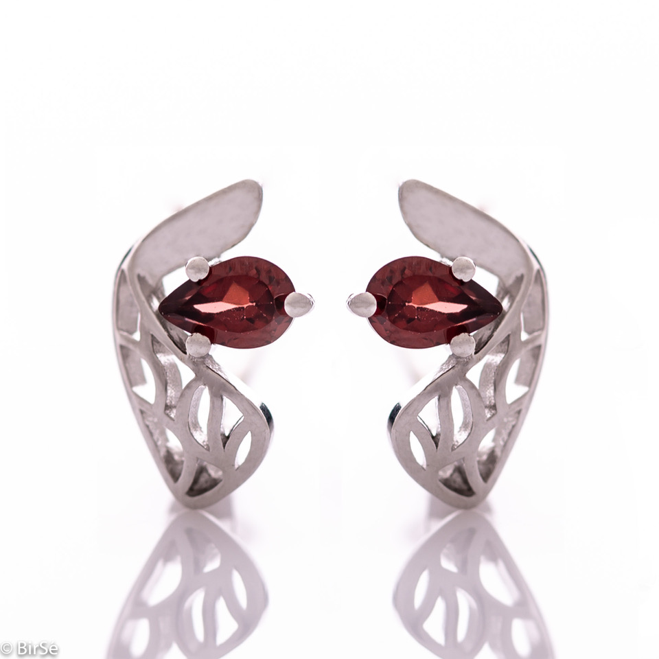 Gentle and spectacular ladies' earrings with English fastening and exquisite workmanship entirely of rhodium-plated silver combined with teardrop-shaped natural garnet. They can be combined with a pendant and a ring from the same set.