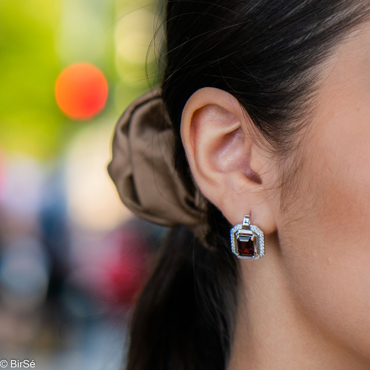 Elegant women's earrings with English clasp and precision craftsmanship entirely of rhodium-plated silver, combined with radiant natural garnet and sparkling zircons. They can be combined with a ring and pendant of the same model.