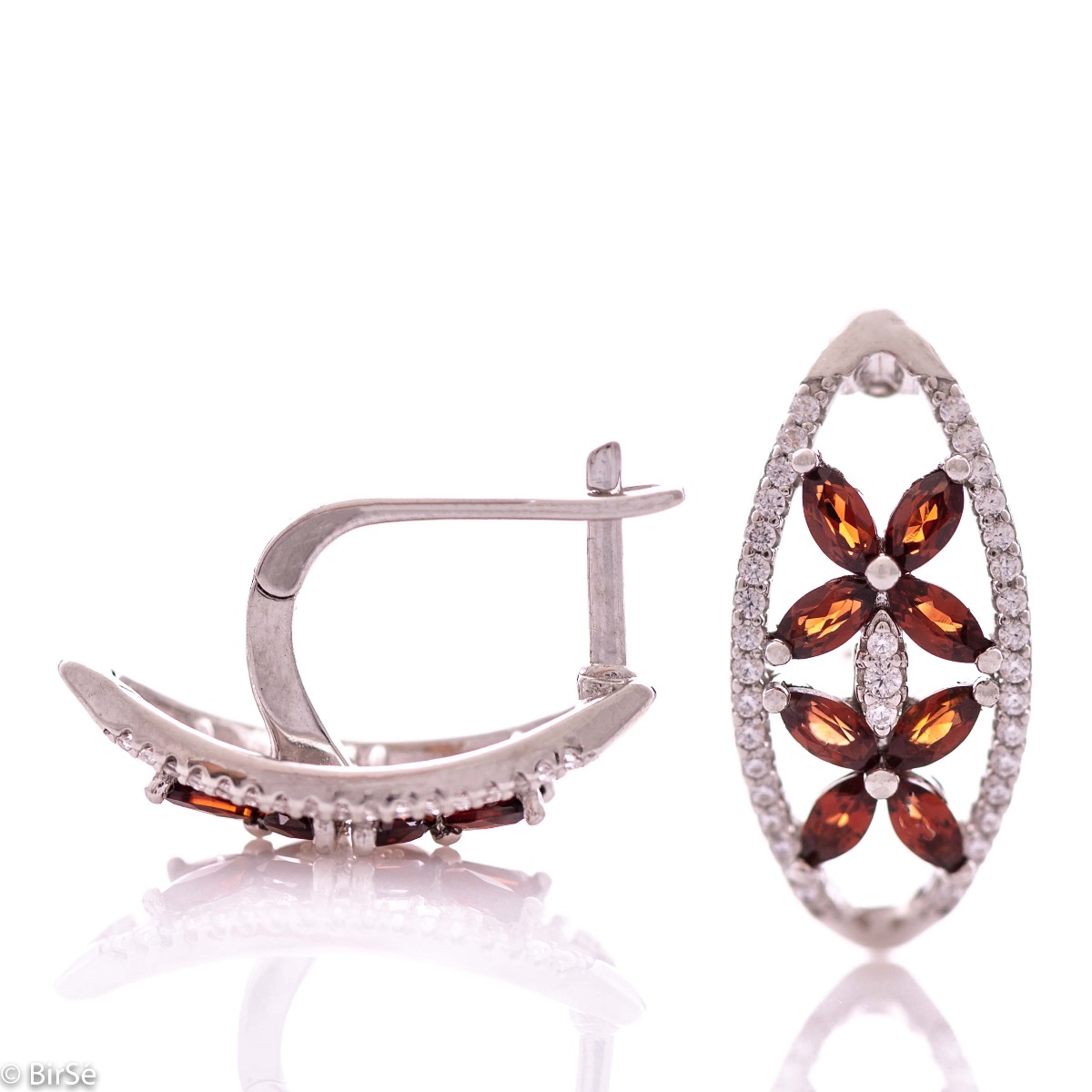 Spectacular women's earrings with exquisite workmanship entirely of rhodium-plated silver, combined with delicate flowers of natural garnet and sparkling zircons. They can be combined with a ring and pendant of the same model.