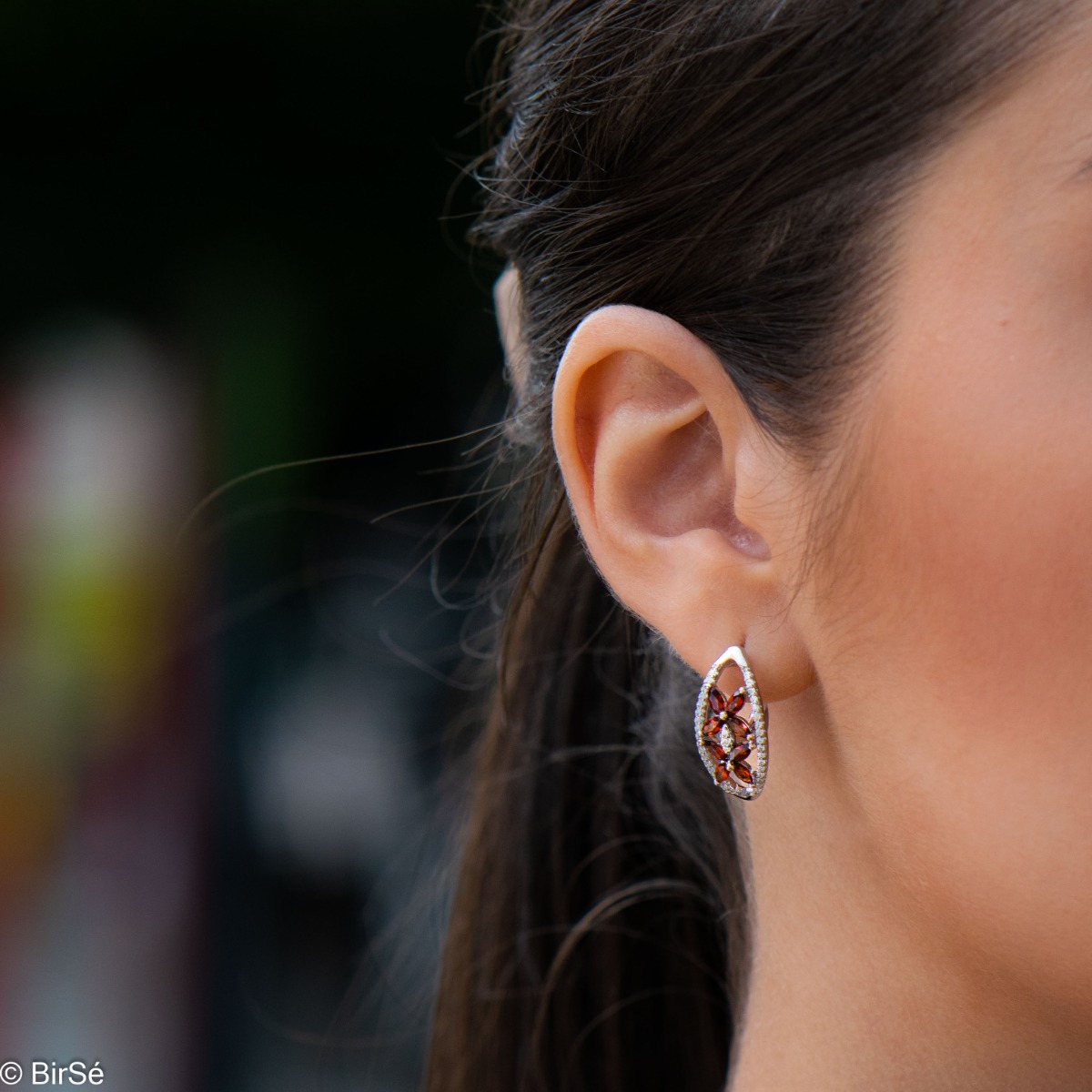 Spectacular women's earrings with exquisite workmanship entirely of rhodium-plated silver, combined with delicate flowers of natural garnet and sparkling zircons. They can be combined with a ring and pendant of the same model.