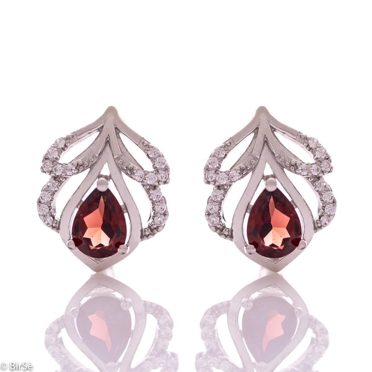 Spectacular ladies' earrings with English clasp and exclusive design combining delicate rhodium silver with natural garnet and sparkling zircons. They can be combined with a ring and pendant of the same model.