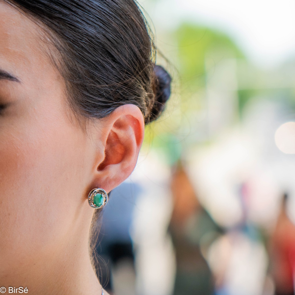 Elegant earrings in rhodium-plated silver and a natural emerald with an oval shape, surrounded by delicate fittings with an exquisite design. Make your look even more spectacular with a pendant and ring from the same collection.